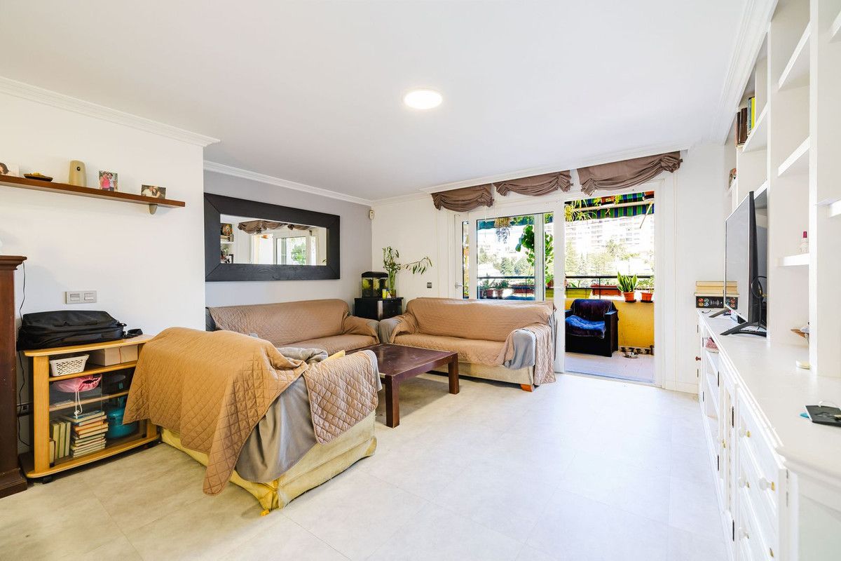 Middle Floor Apartment in Benalmadena, Benalmadena, 9/12