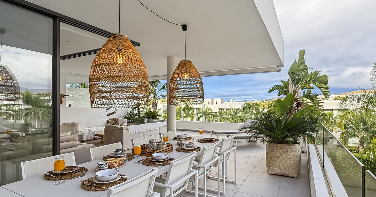 Апартаменты на среднем этаже в Estepona, Estepona, 1/12