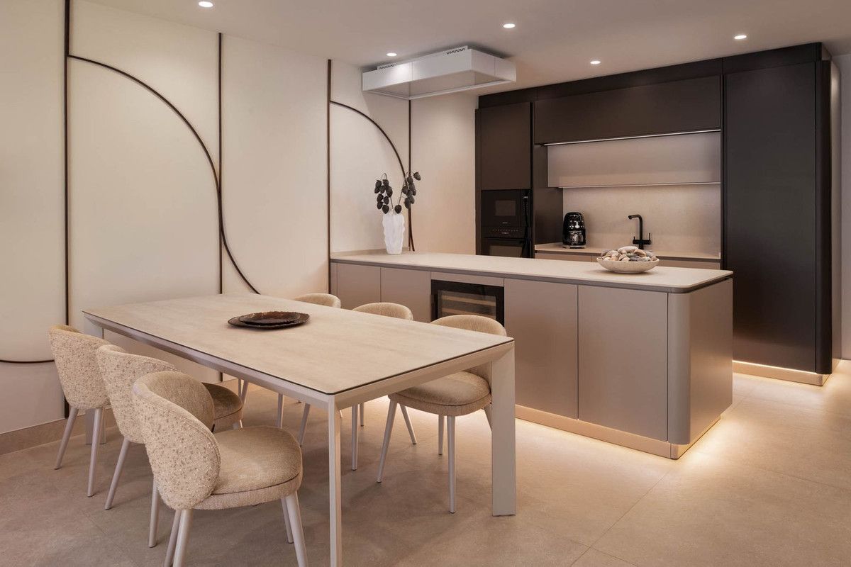 Apartamento de Planta Media en Estepona, Estepona, 4/12