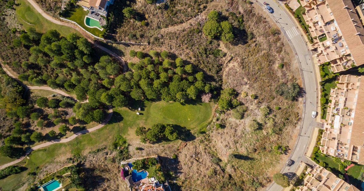 Plot in Estepona, La Resina Golf, Estepona, 4/12