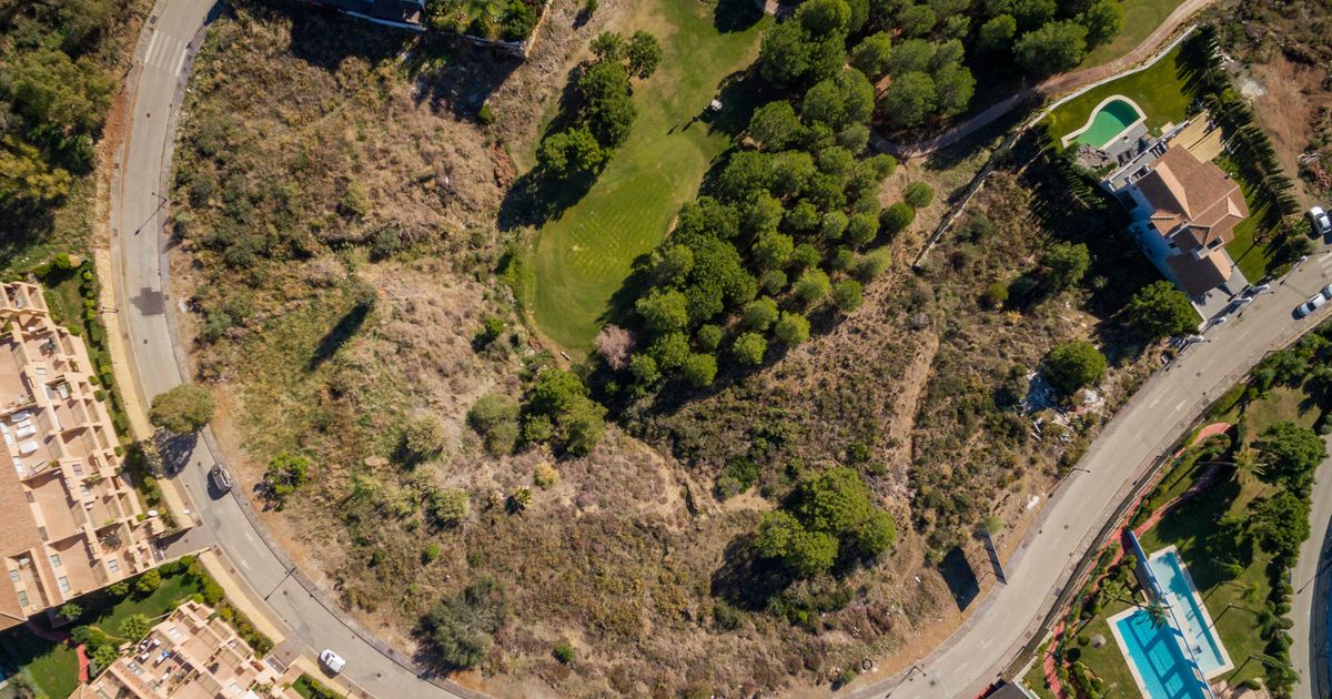 Plot in Estepona, La Resina Golf, Estepona, 8/12