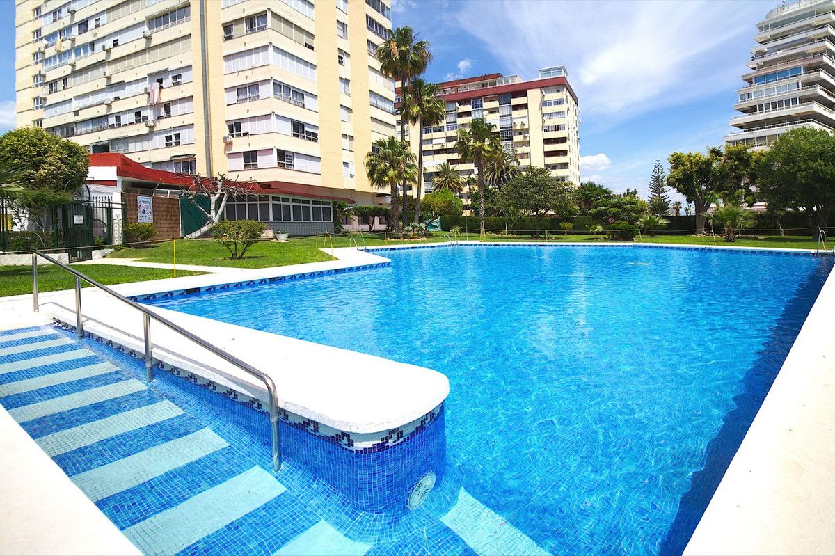 Middle Floor Apartment in Benalmadena Costa, Benalmadena Costa, 2/12