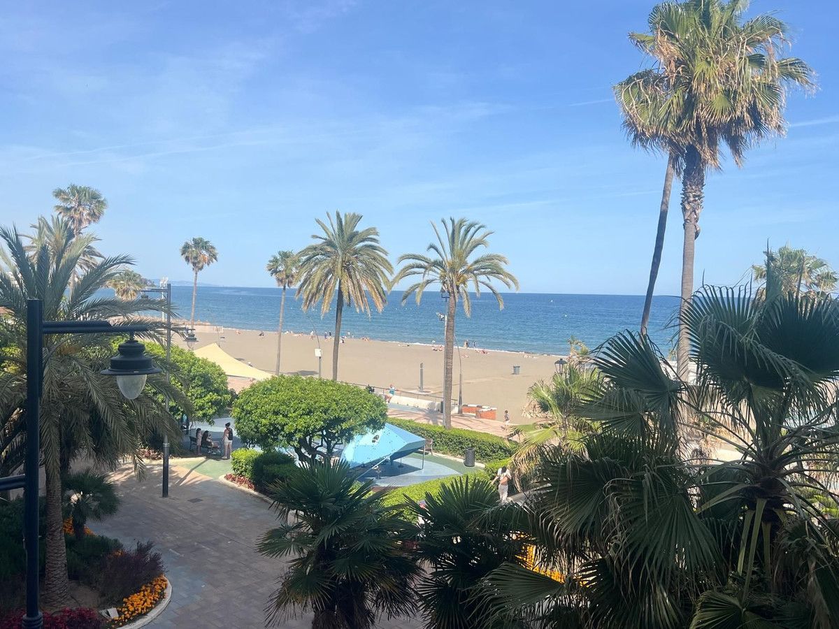 Апартаменты на среднем этаже в Estepona, Estepona, 1/12
