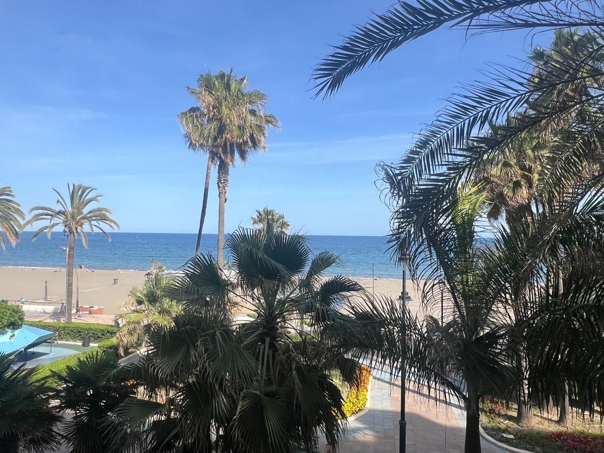 Апартаменты на среднем этаже в Estepona, Estepona, 3/12