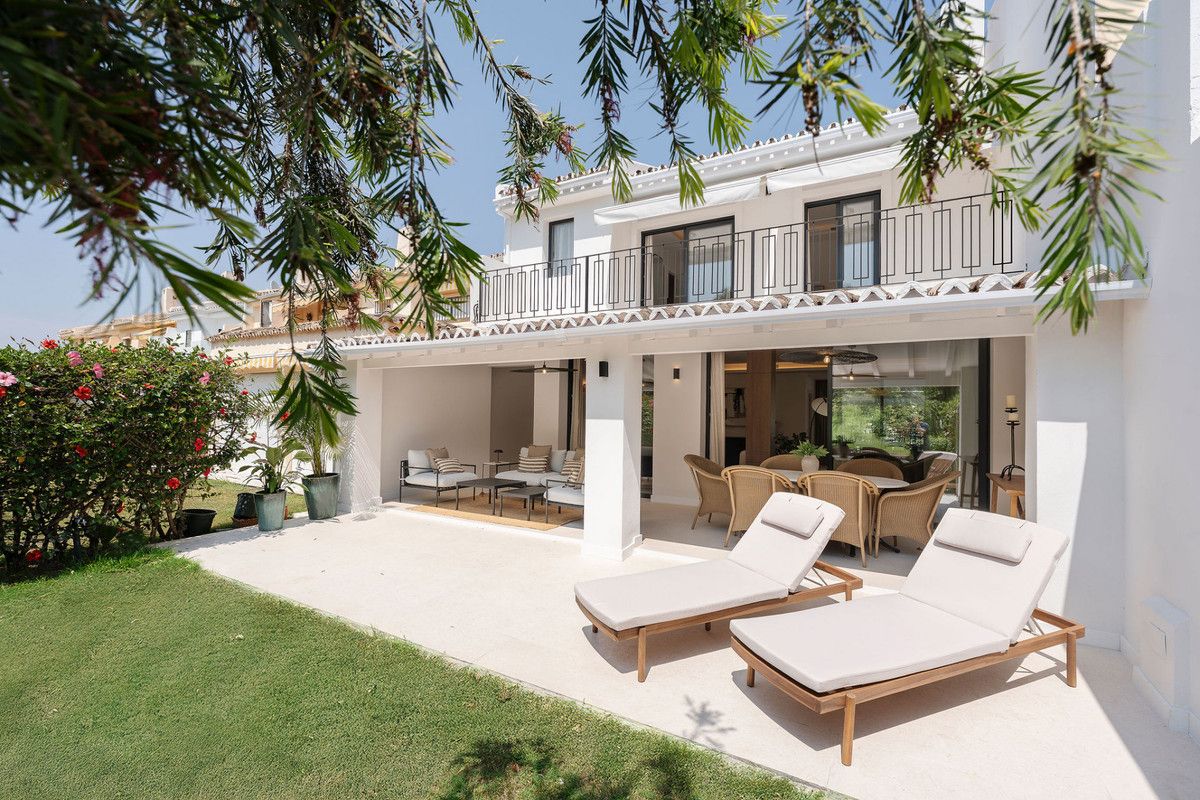 Radhus i Nueva Andalucía, Nueva Andalucía, 1/12
