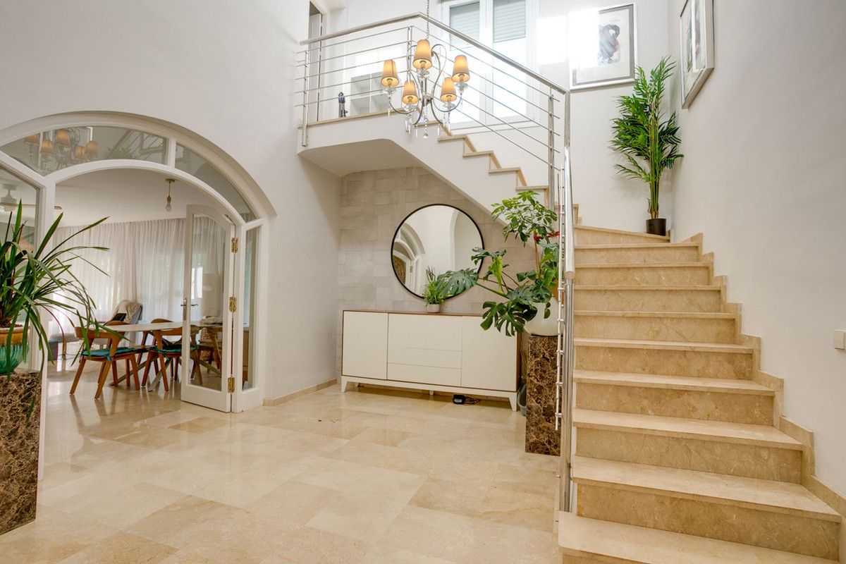 Detached Villa in El Paraiso, El Paraiso, 2/12