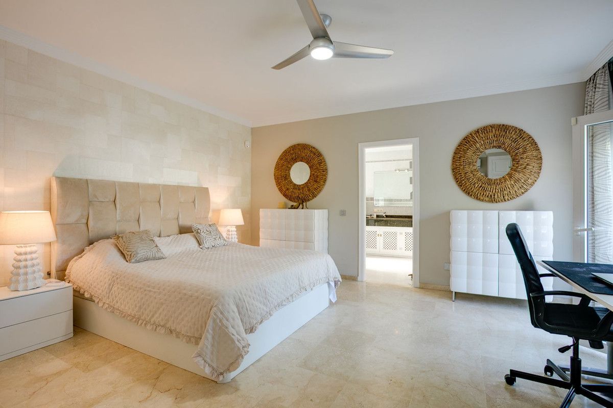 Detached Villa in El Paraiso, El Paraiso, 11/12