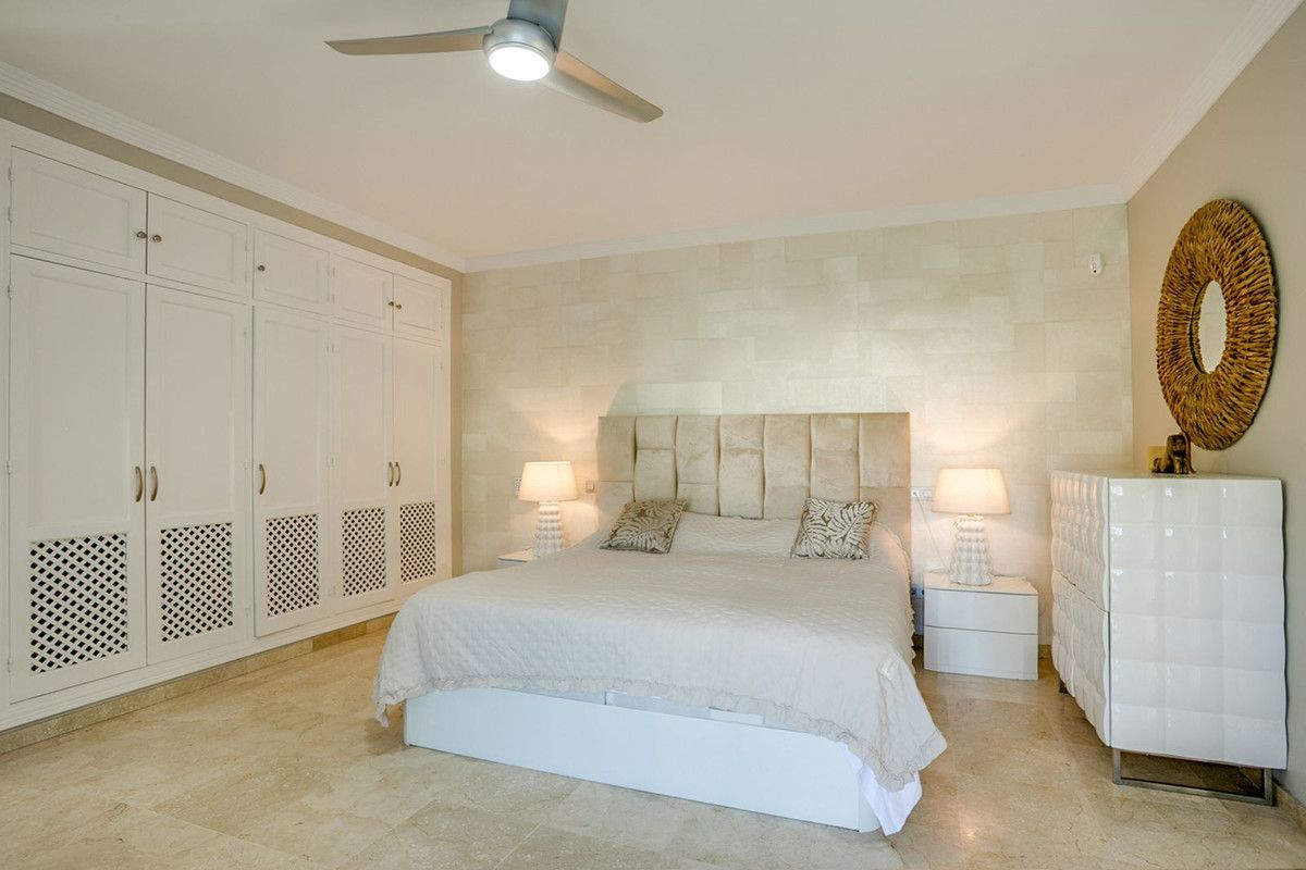 Detached Villa in El Paraiso, El Paraiso, 12/12
