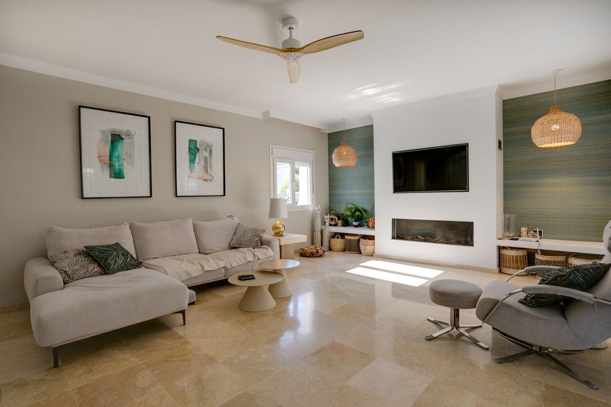 Detached Villa in El Paraiso, El Paraiso, 3/12