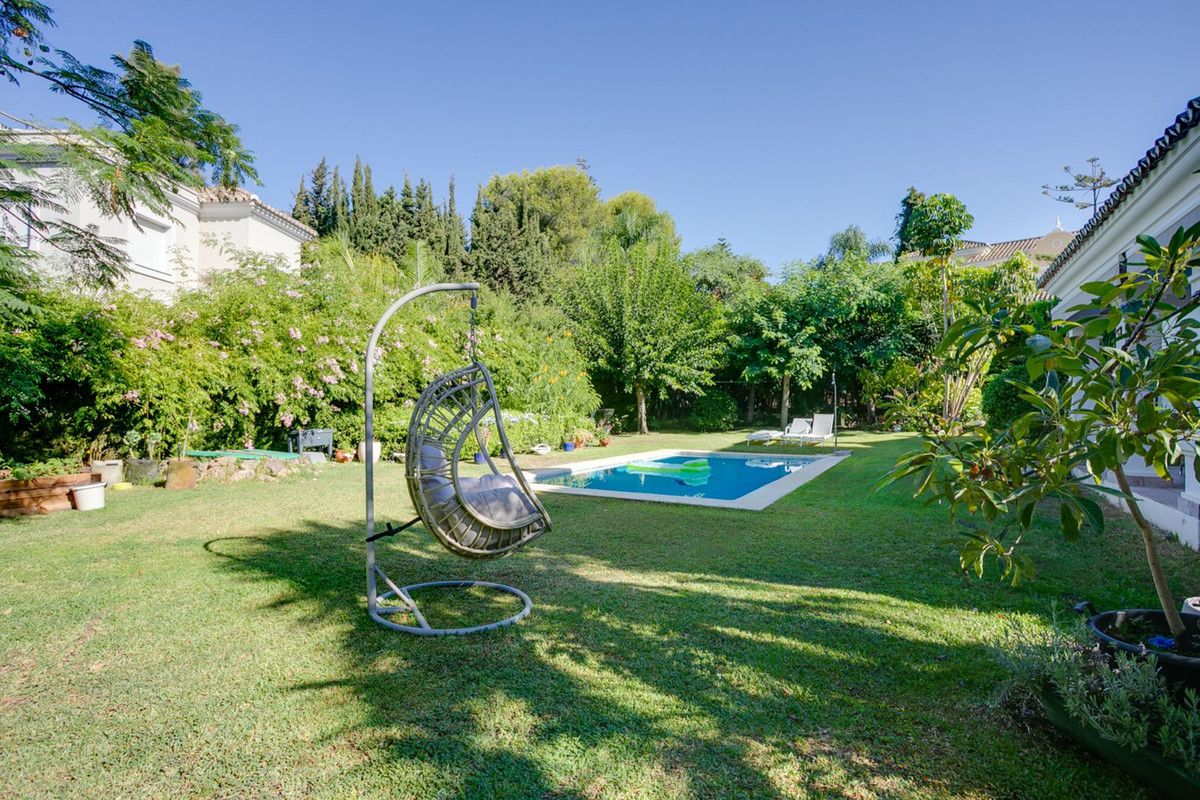 Detached Villa in El Paraiso, El Paraiso, 8/12