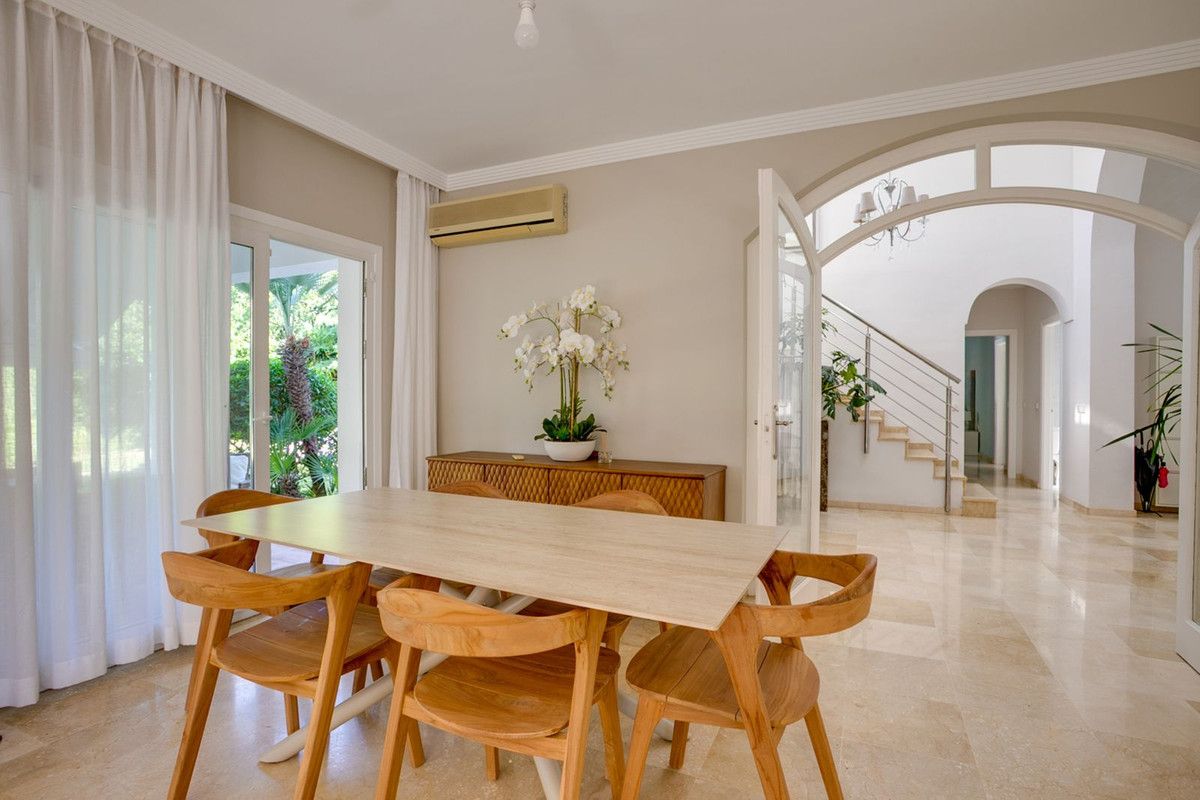 Detached Villa in El Paraiso, El Paraiso, 9/12