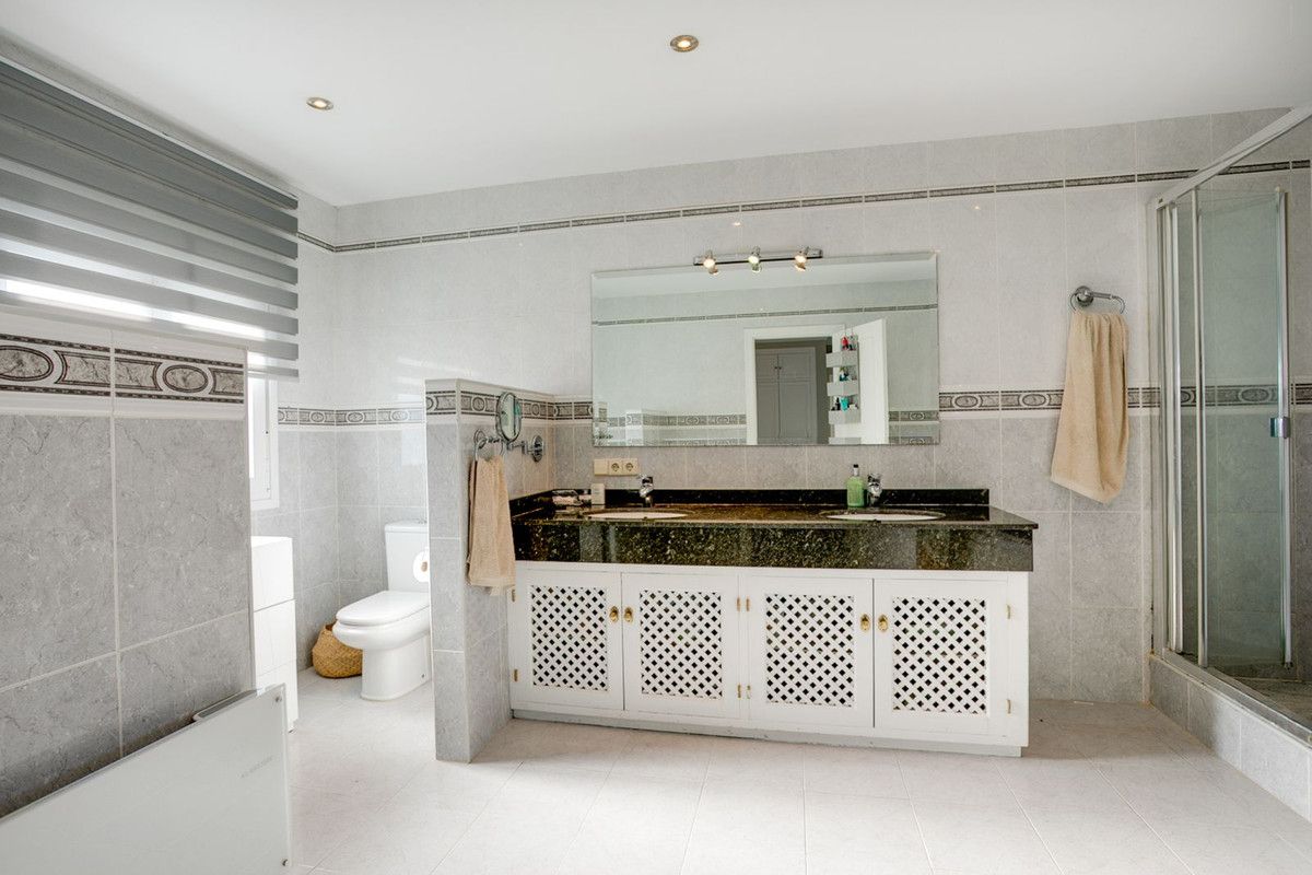 Detached Villa in El Paraiso, El Paraiso, 10/12