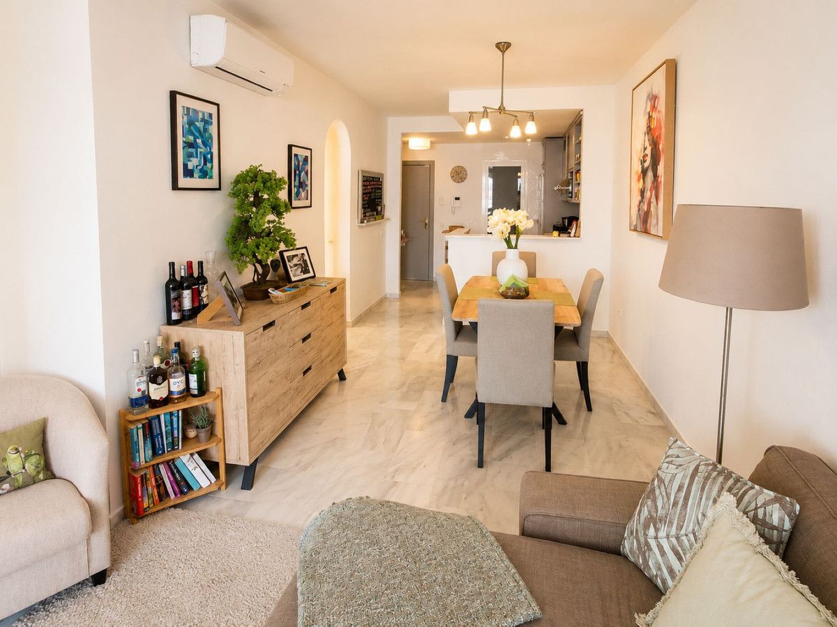 Appartement op de middelste verdieping in Calahonda, Calahonda, 8/12