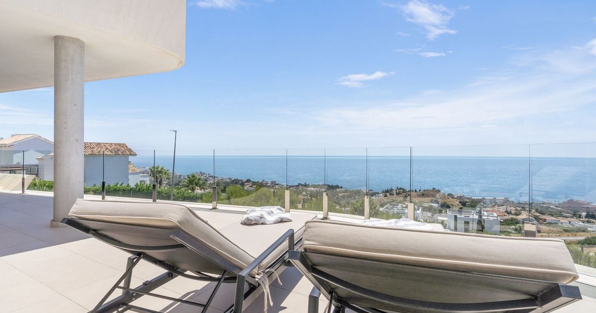 Middle Floor Apartment in Benalmadena, Benalmadena, 2/12