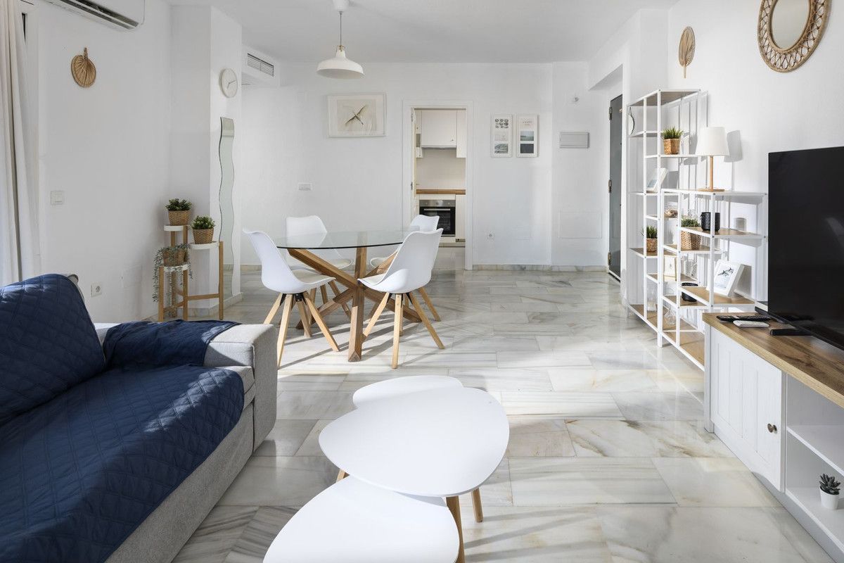 Middle Floor Apartment in Benalmadena, Benalmadena, 2/12