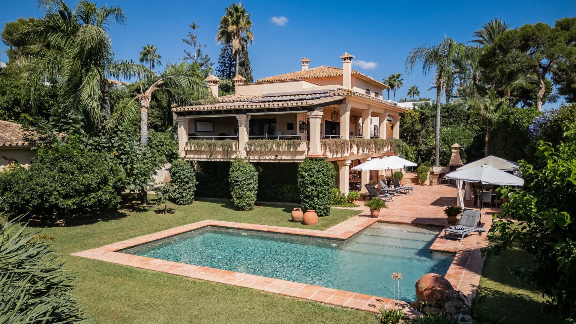 Villa in Marbella East, Los Monteros Playa, Marbella East, 1/2