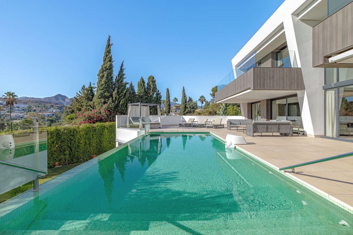 Detached Villa in El Paraiso, El Paraiso, 6/12