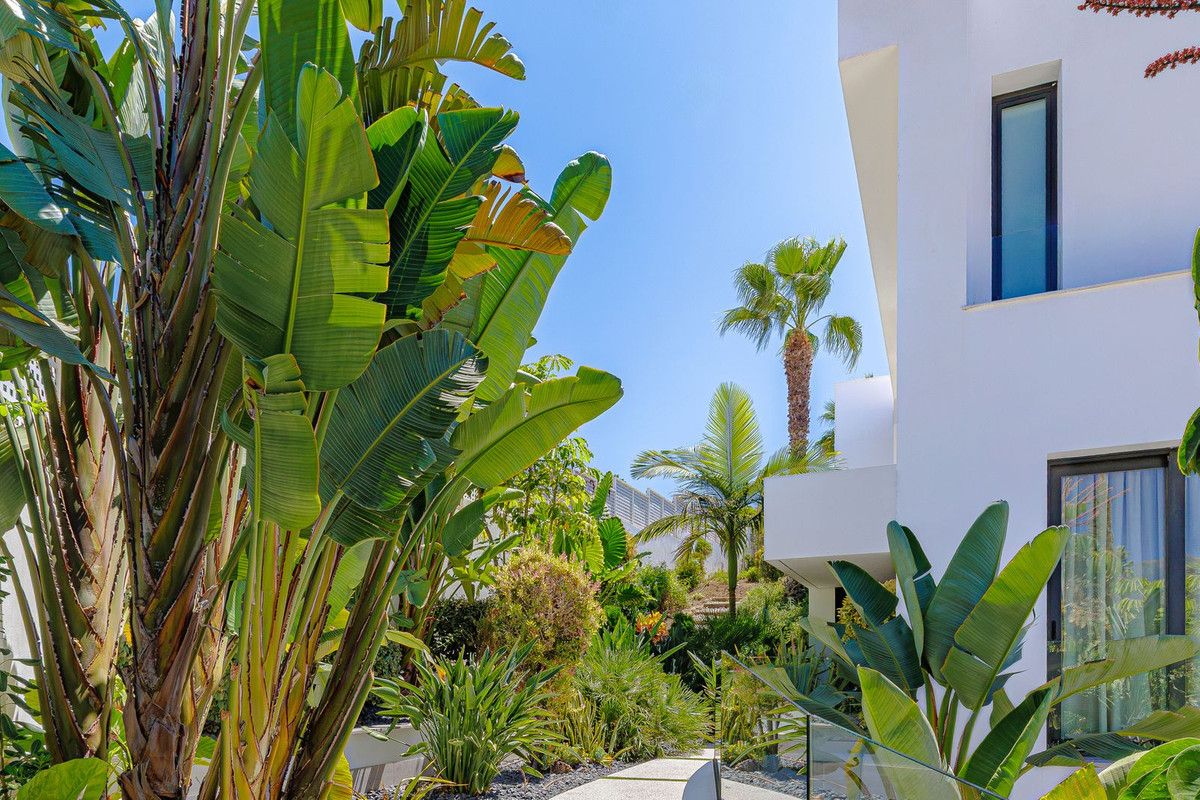 Detached Villa in El Paraiso, El Paraiso, 7/12