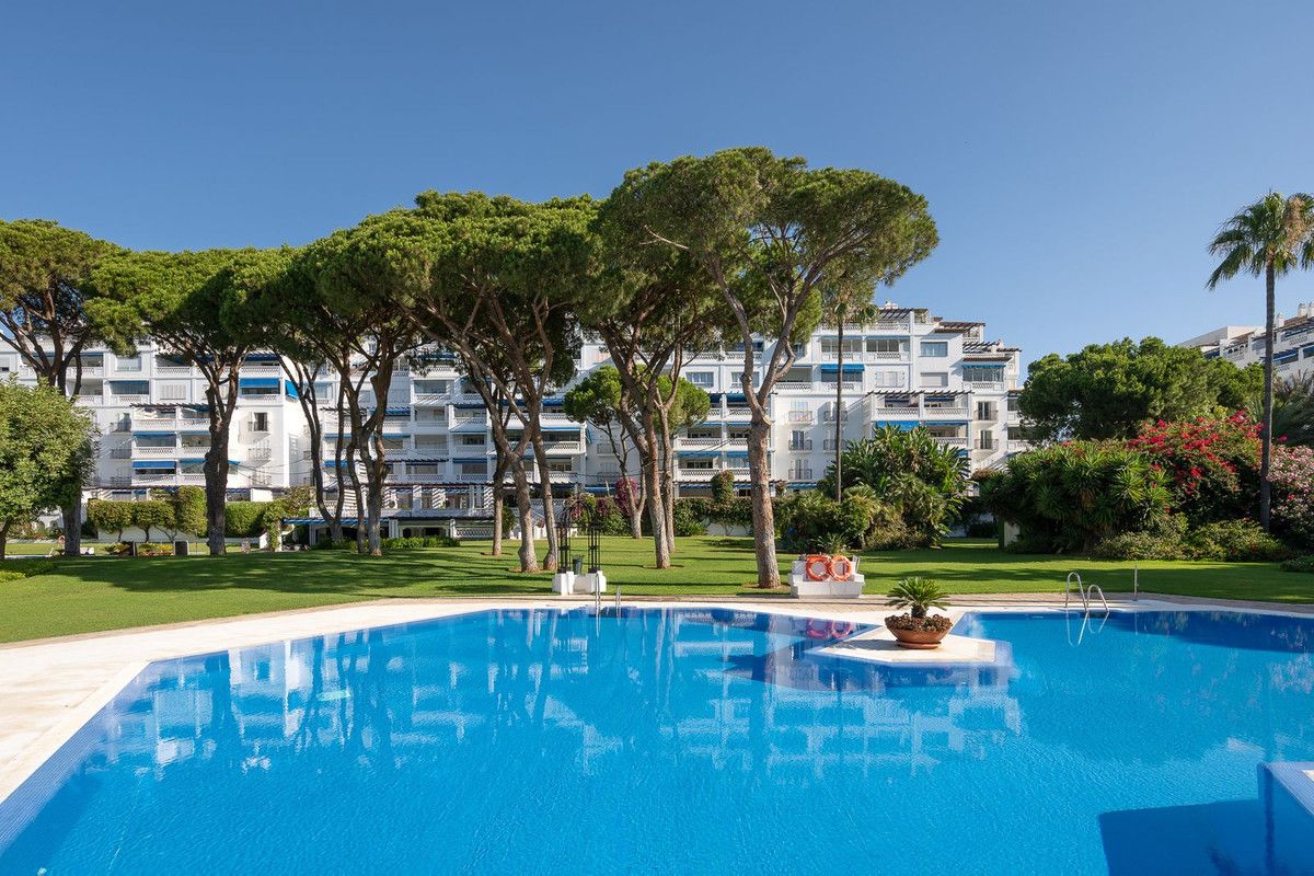 Апартаменты на среднем этаже в Puerto Banús, Puerto Banús, 1/12