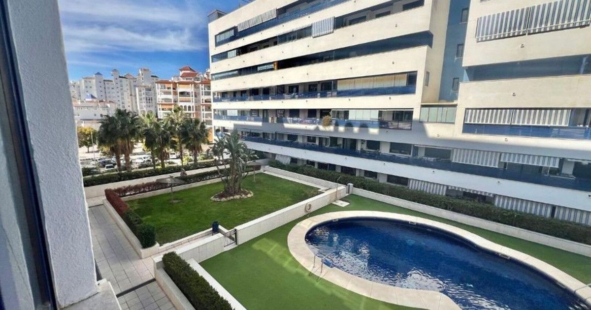 Middle Floor Apartment in Estepona, Estepona, 1/12