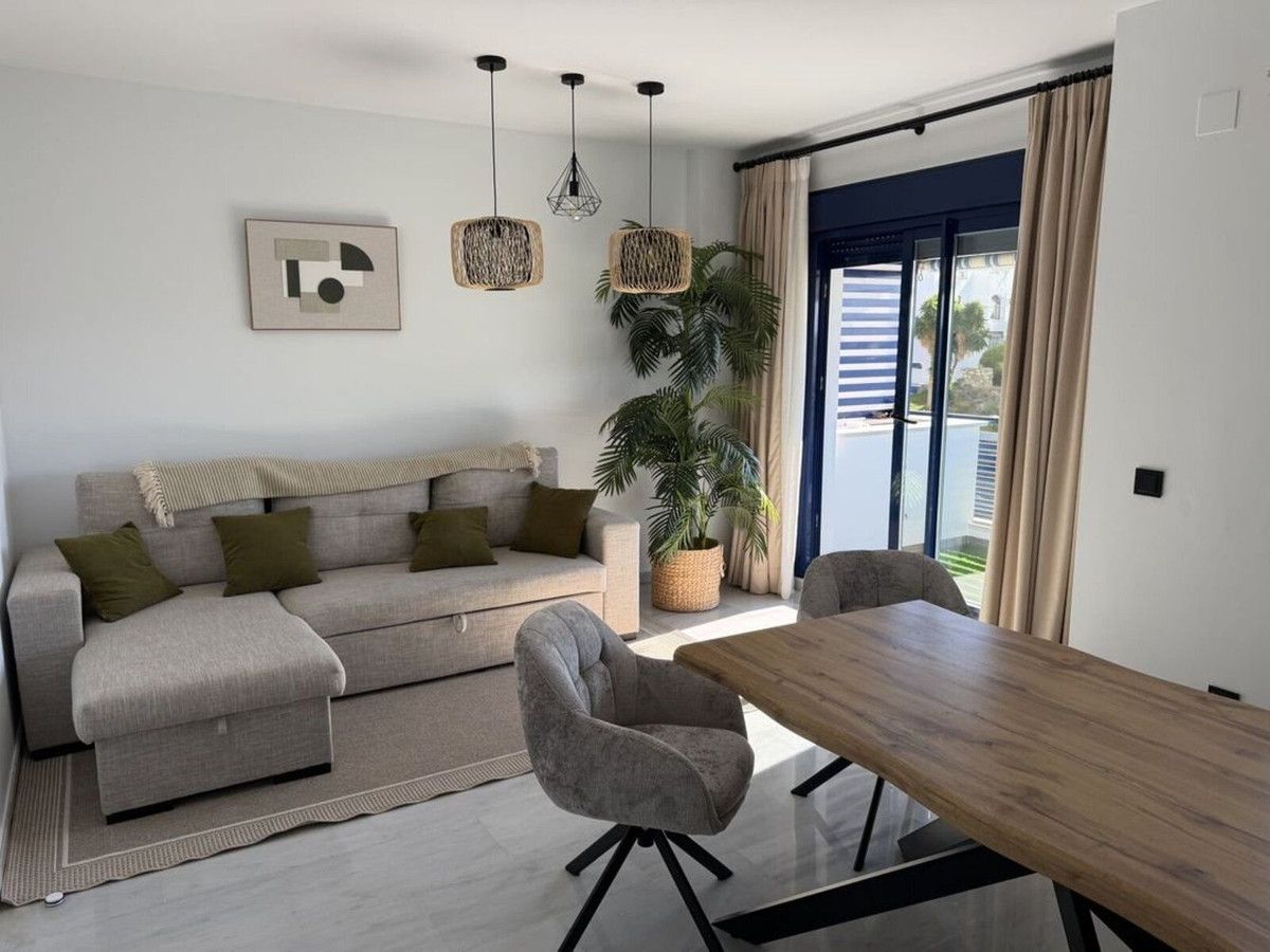 Middle Floor Apartment in Estepona, Estepona, 2/12