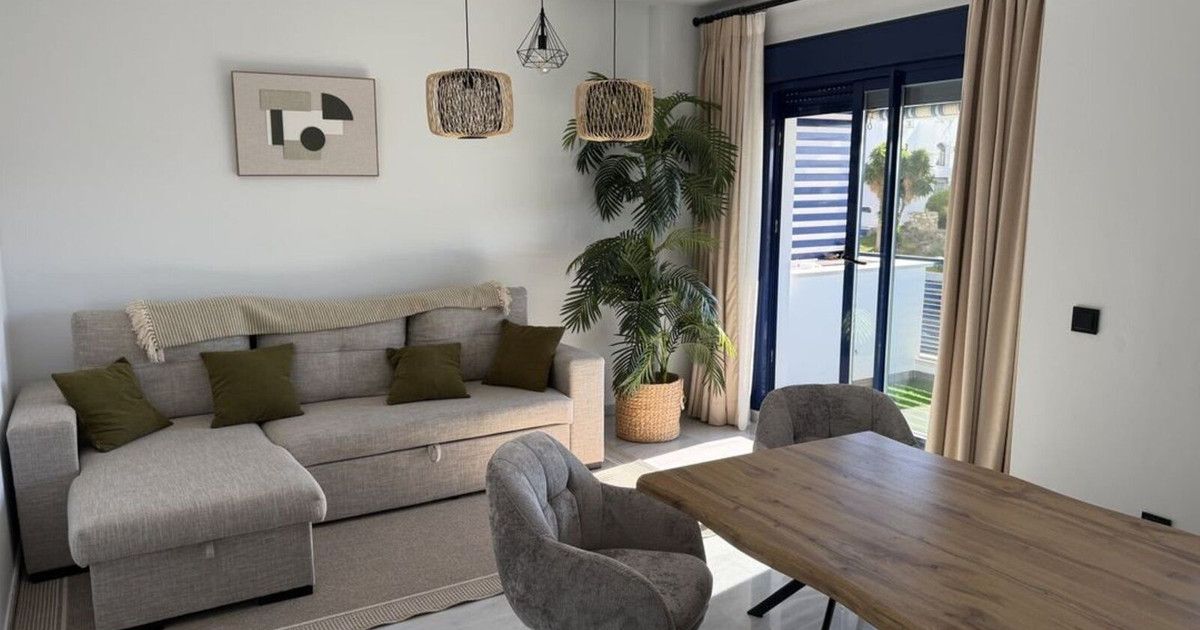 Middle Floor Apartment in Estepona, Estepona, 2/12