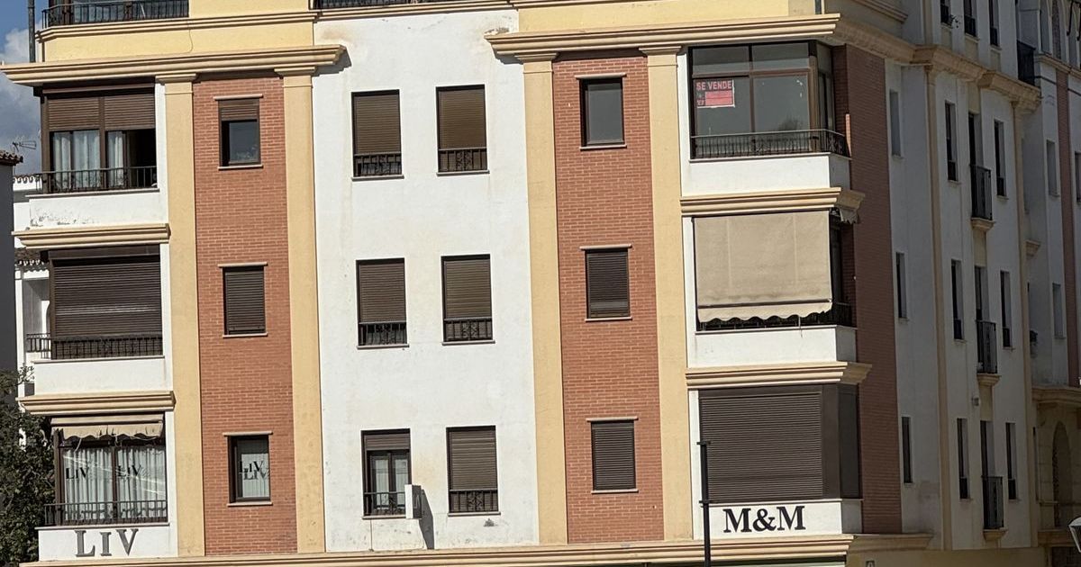 Middle Floor Apartment in Estepona, Estepona, 1/12