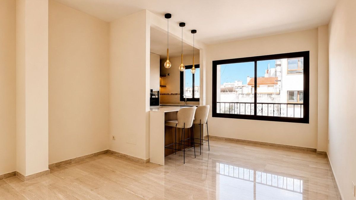Middle Floor Apartment in Estepona, Estepona, 2/12