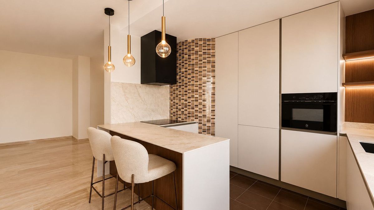 Middle Floor Apartment in Estepona, Estepona, 4/12