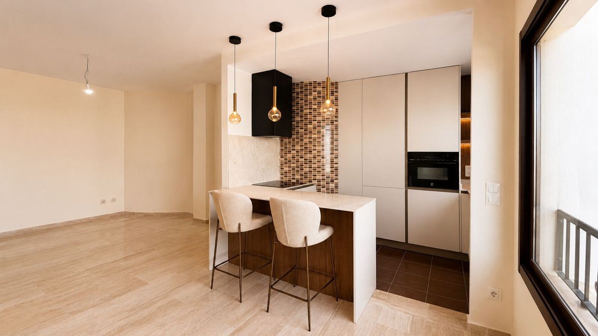 Middle Floor Apartment in Estepona, Estepona, 6/12