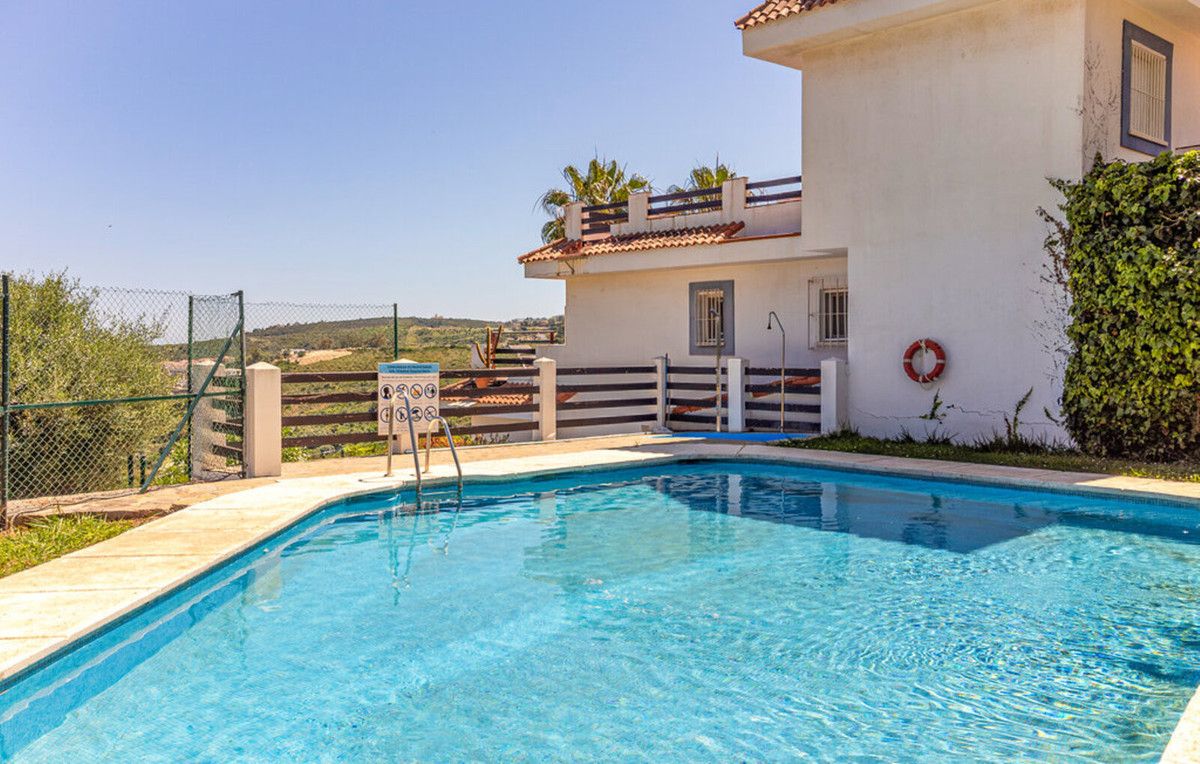 Middle Floor Apartment in La Duquesa, La Duquesa, 2/12