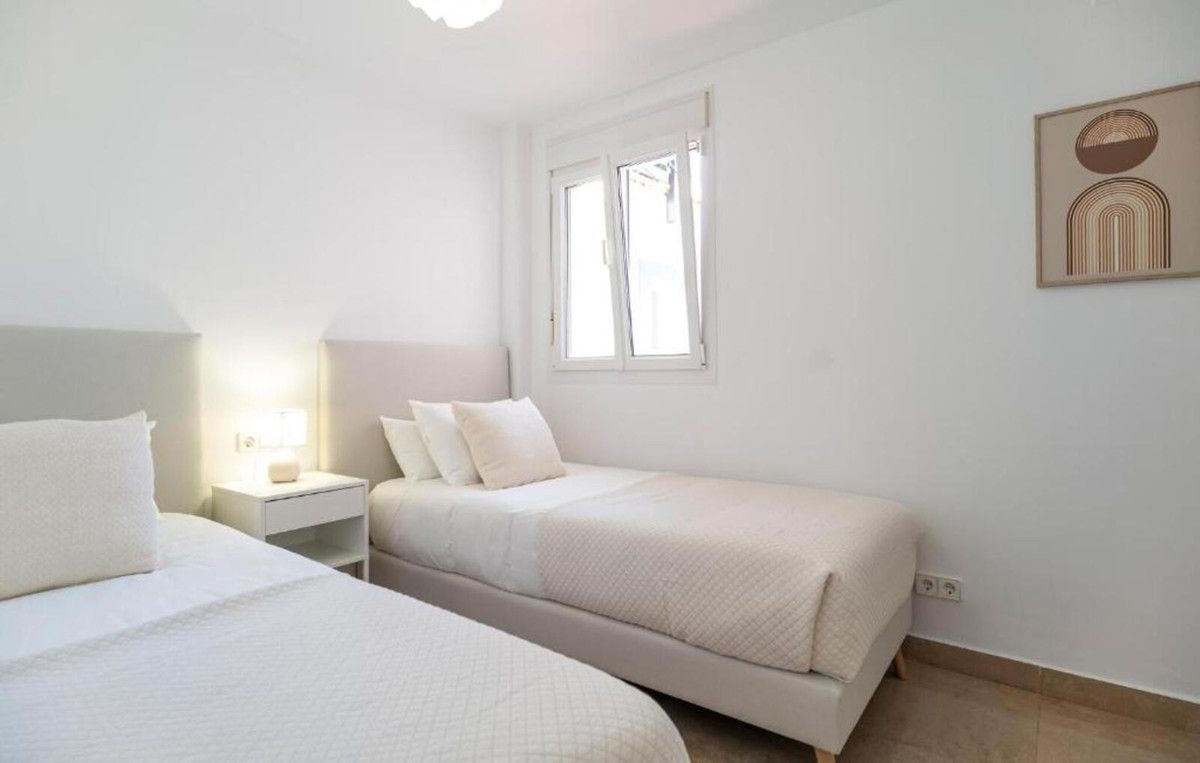 Middle Floor Apartment in La Duquesa, La Duquesa, 12/12