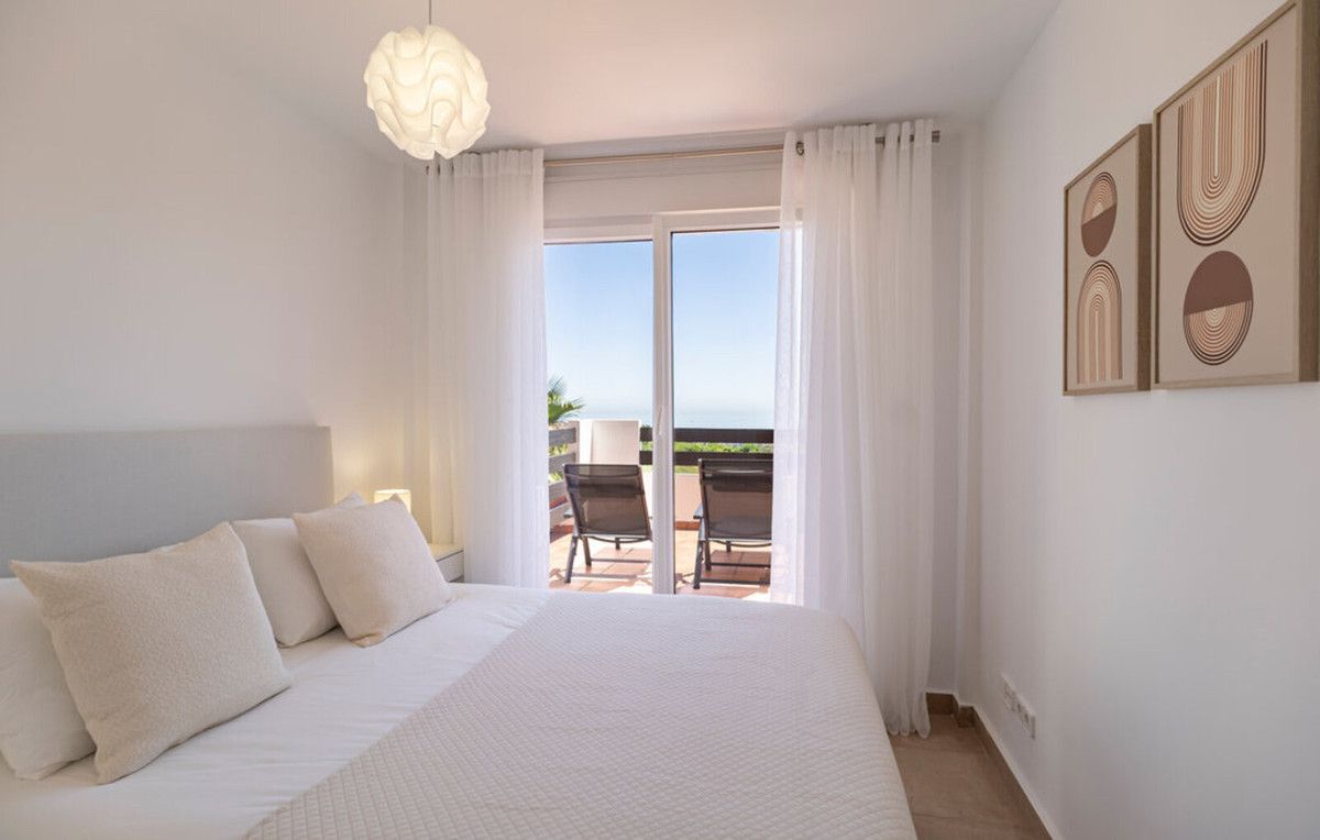 Middle Floor Apartment in La Duquesa, La Duquesa, 10/12