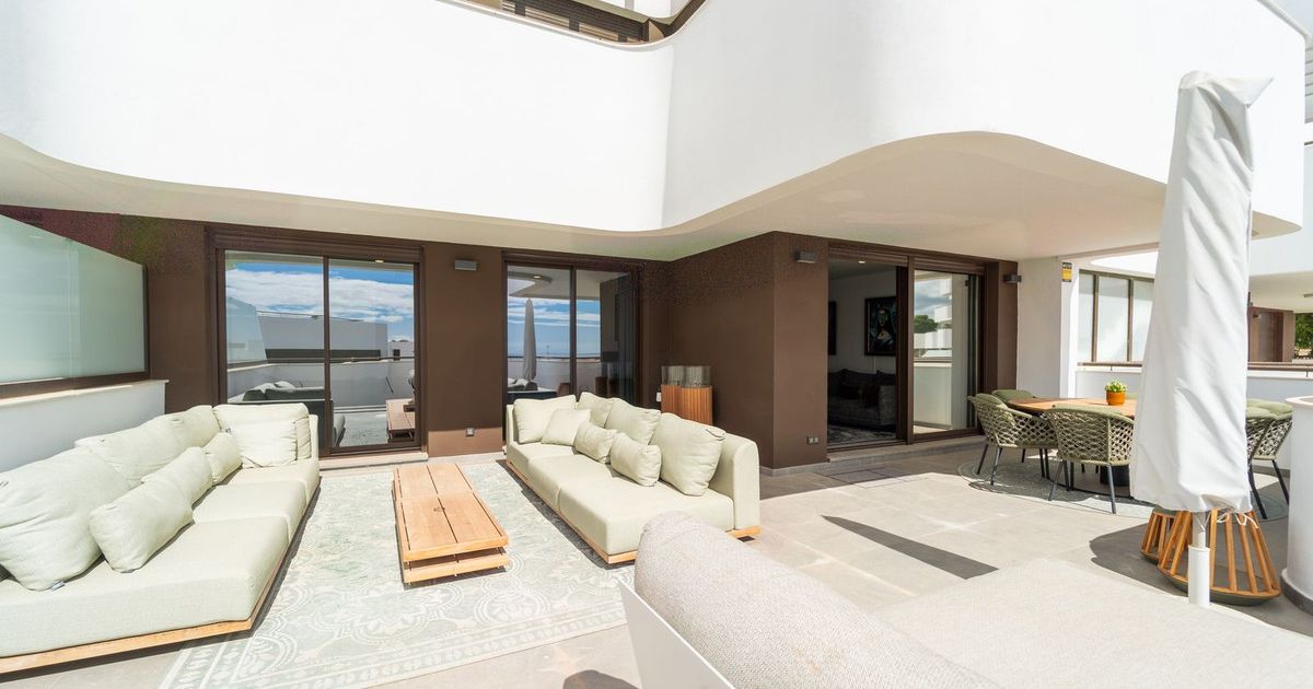 Квартира на среднем этаже в Estepona, Estepona, 1/12