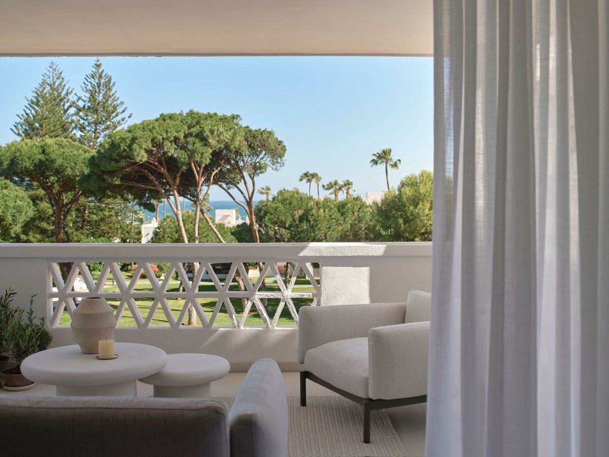 Apartament na środkowym piętrze w Puerto Banús, Puerto Banús, 1/12