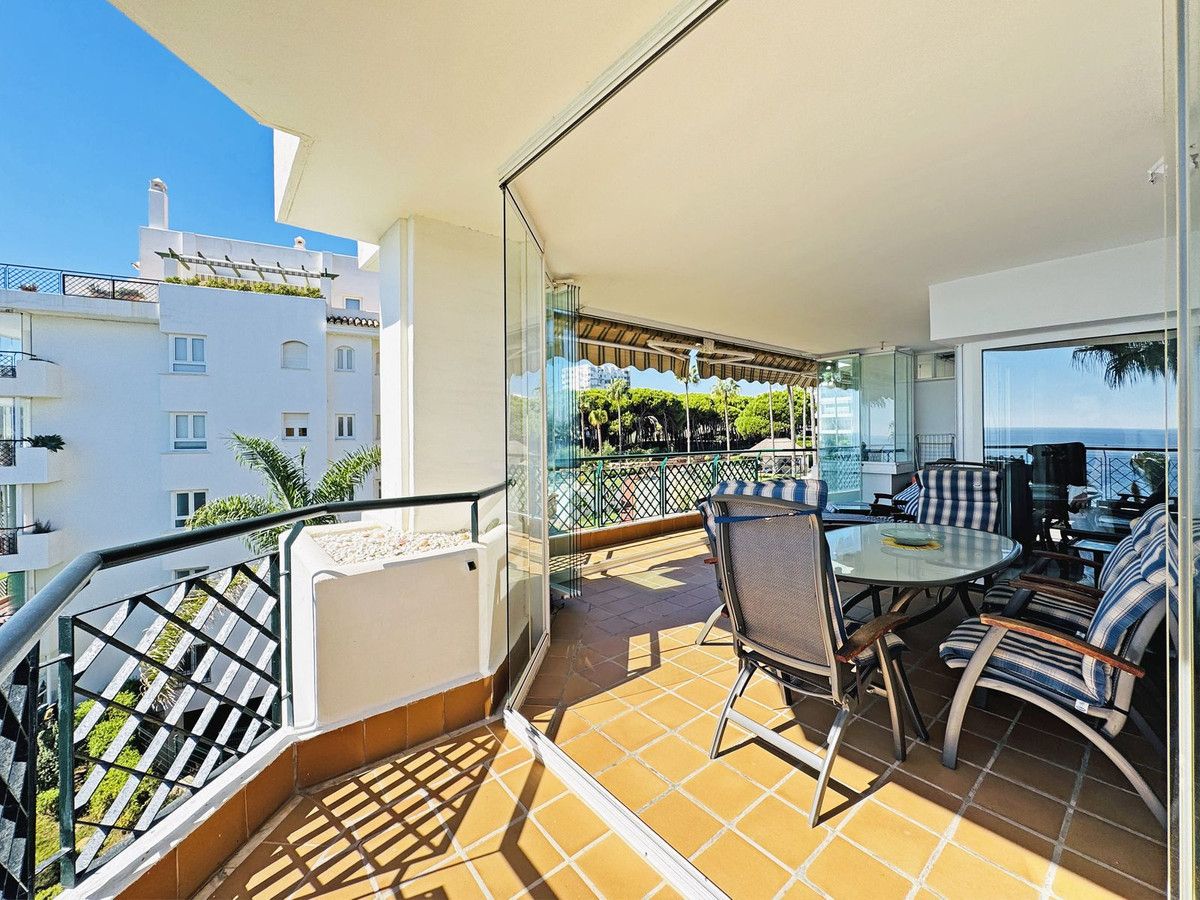 Middle Floor Apartment in Calahonda, Calahonda, 12/12