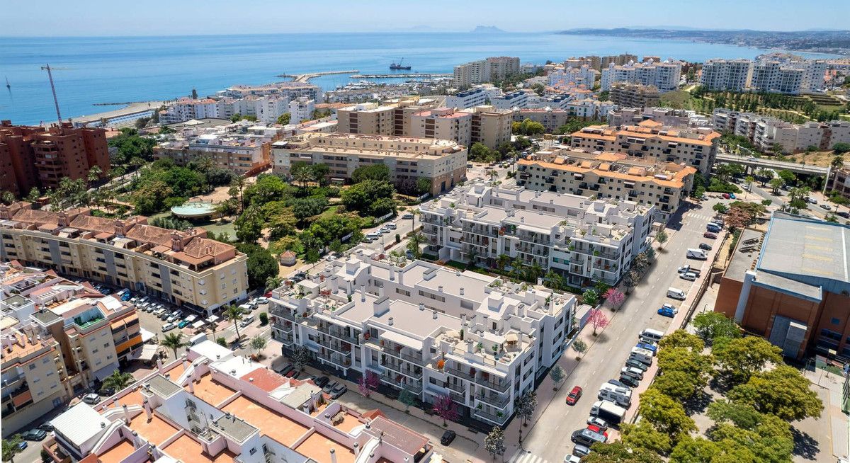 Apartament na środkowym piętrze w Estepona, Estepona, 1/12