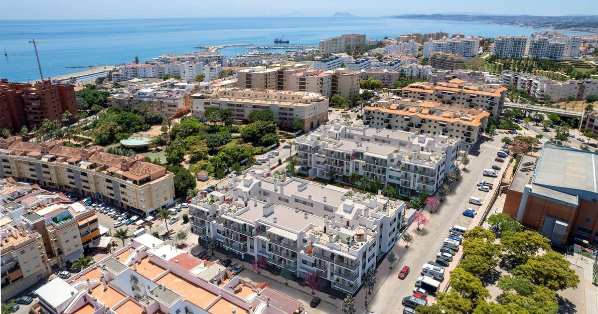 Apartament na środkowym piętrze w Estepona, Estepona, 1/12