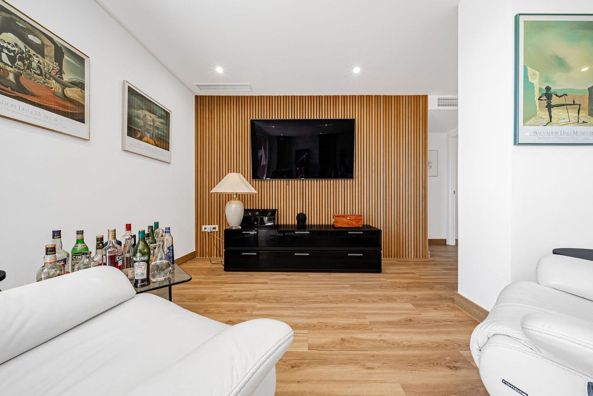 Квартира на среднем этаже в Elviria, Elviria, 6/12