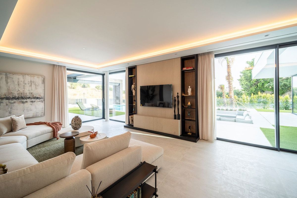 Detached Villa in El Paraiso, El Paraiso, 2/12