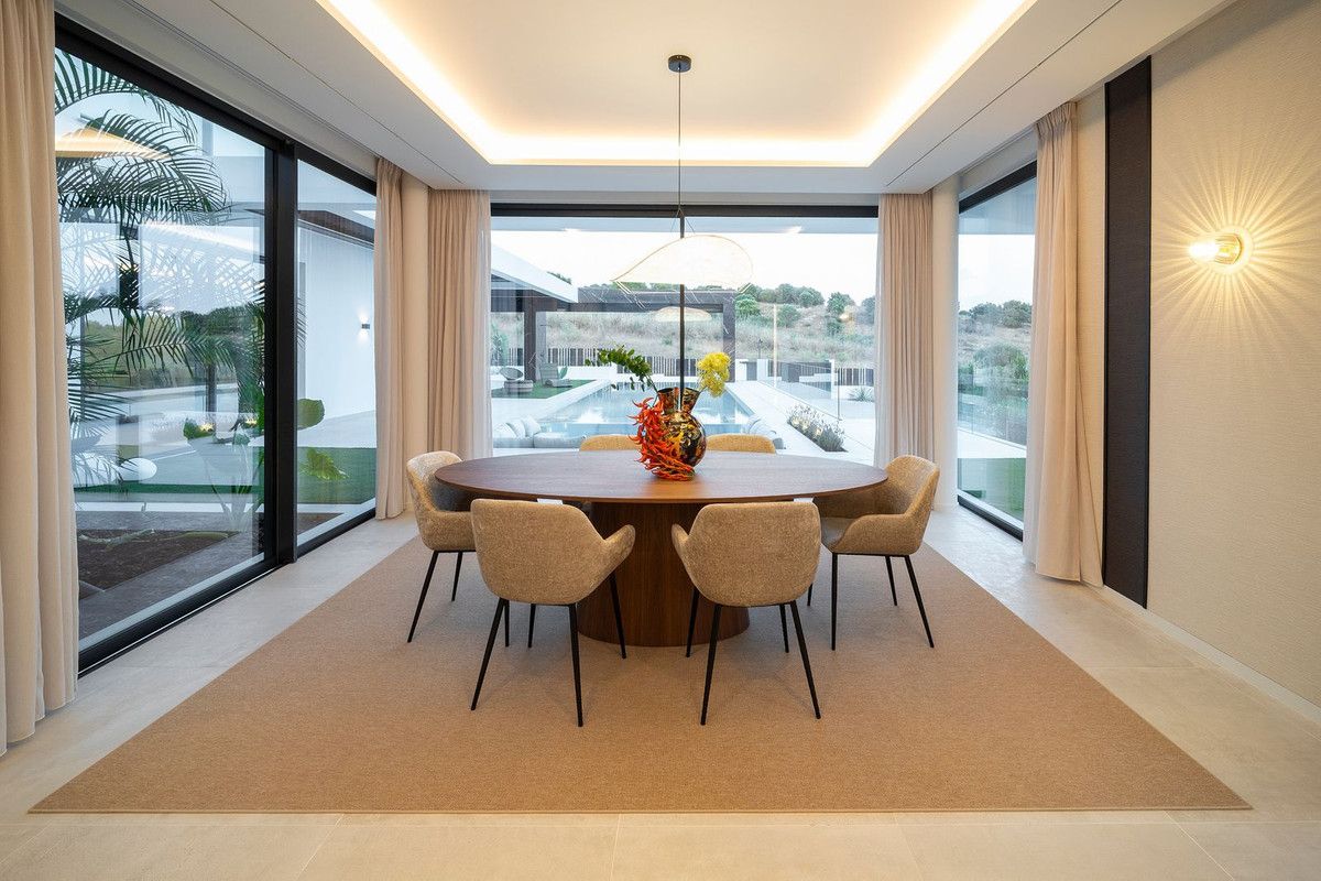 Detached Villa in El Paraiso, El Paraiso, 10/12