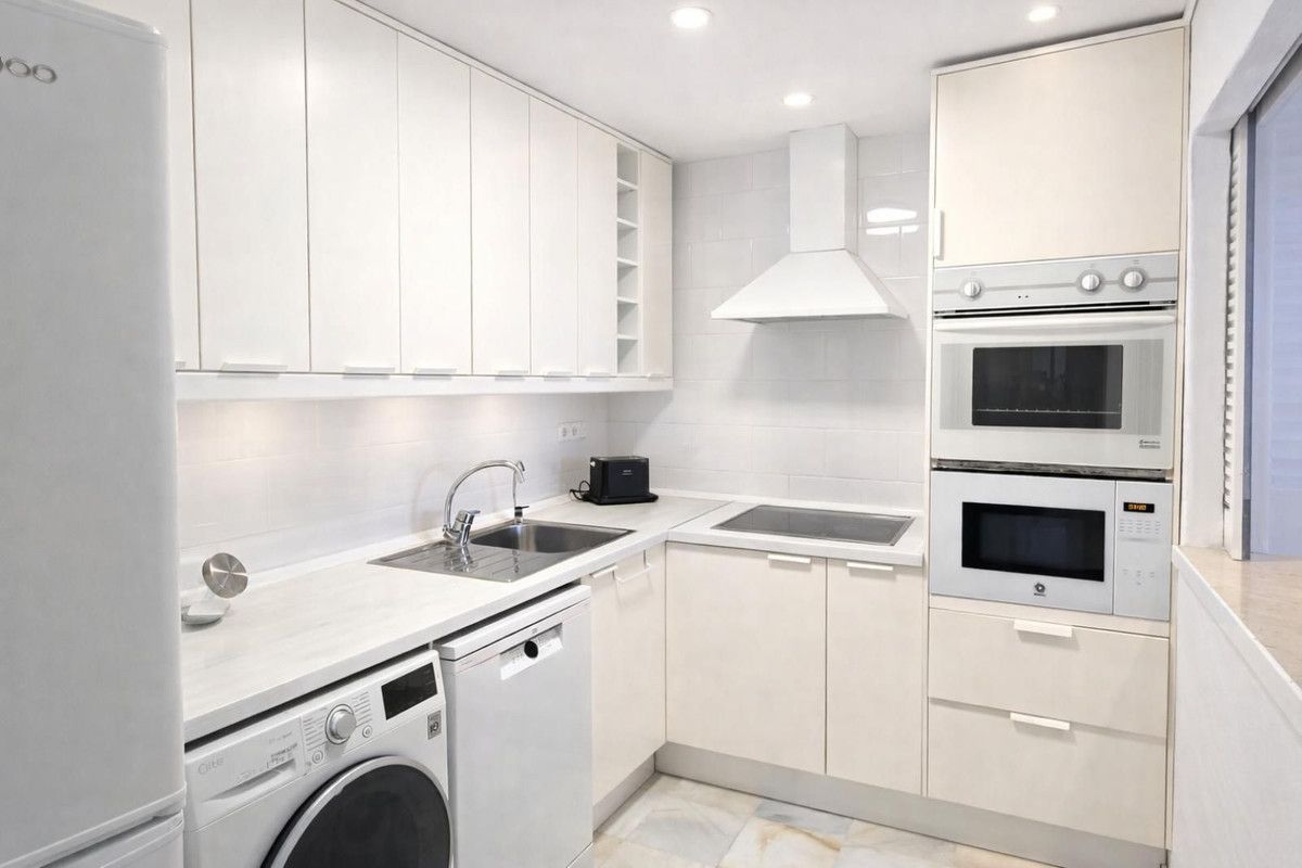 Apartamento de planta media en Puerto Banús, Puerto Banús, 6/12