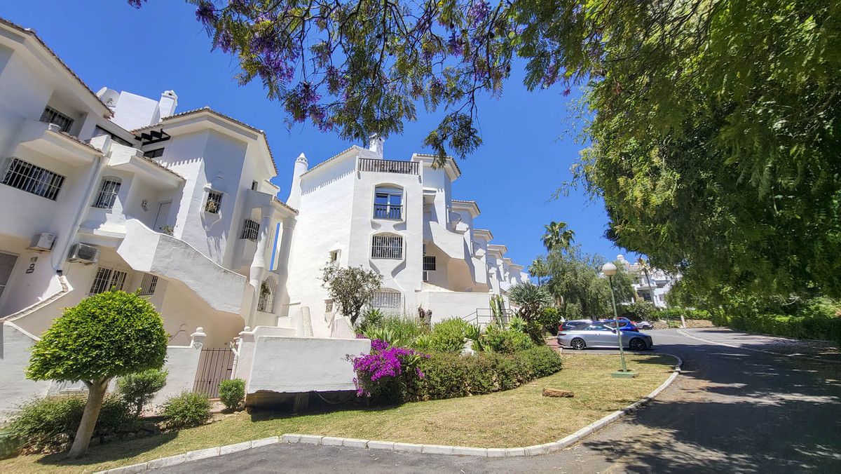 Apartamento en planta media en Calahonda, Calahonda, 2/12