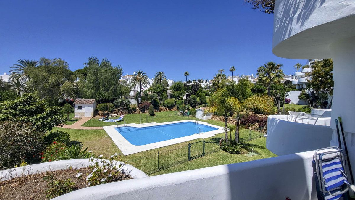 Apartamento en planta media en Calahonda, Calahonda, 7/12