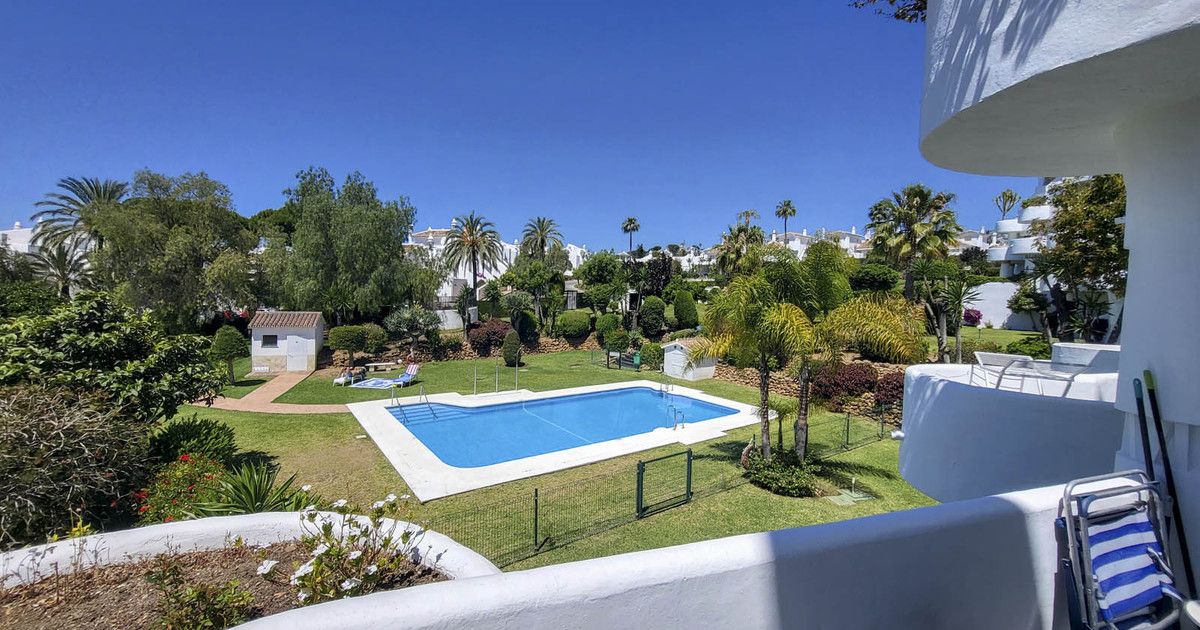 Apartamento en planta media en Calahonda, Calahonda, 7/12