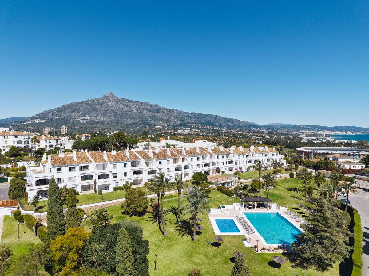 Квартира на среднем этаже в Nueva Andalucía, Nueva Andalucía, 1/12