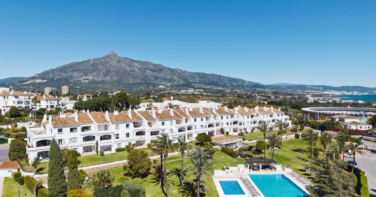Квартира на среднем этаже в Nueva Andalucía, Nueva Andalucía, 1/12