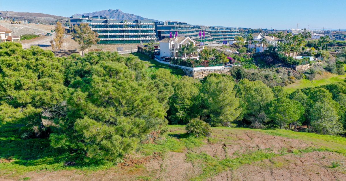 Plot in Estepona, La Resina Golf, Estepona, 6/9