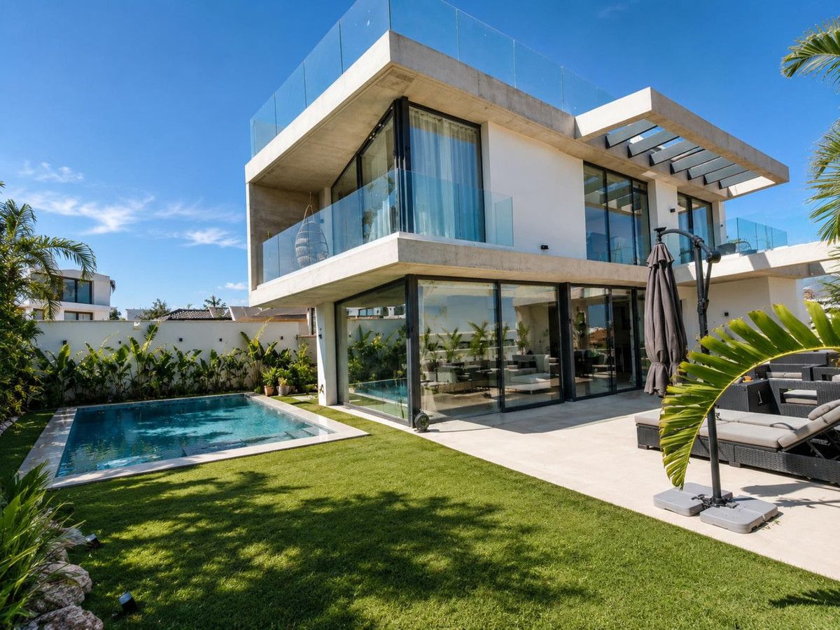 Detached Villa in Nueva Andalucía, Nueva Andalucía, 1/12