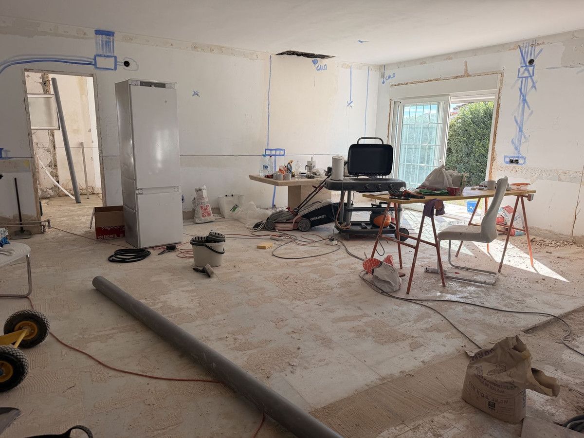 Detached Villa in El Faro, El Faro, 10/12